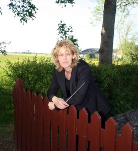 Dirigent Christina van der Bijl - muziekvereniging Harmonie Beetgum